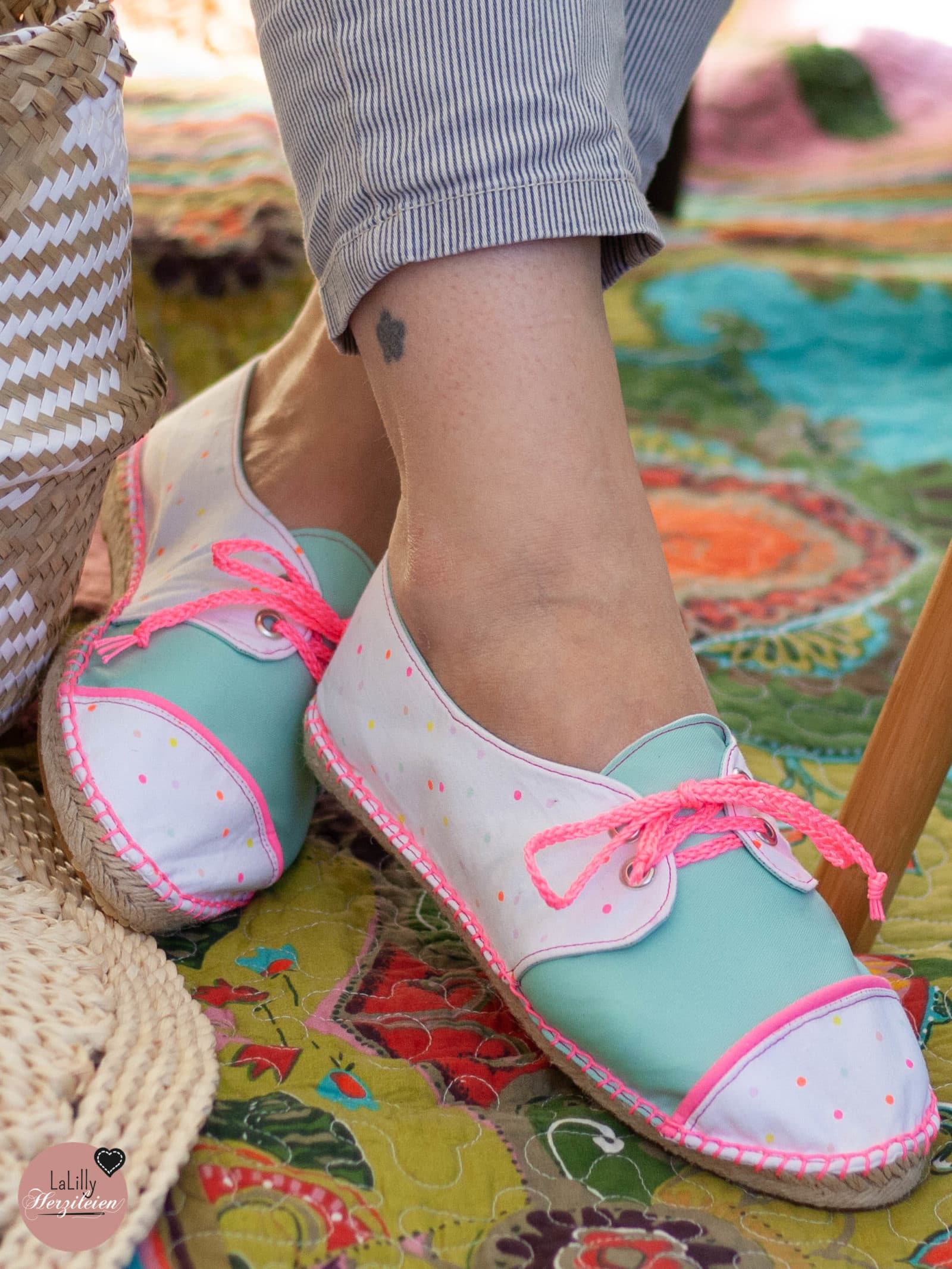 Espadrilles anpassen für einen hohen oder flachen Spann