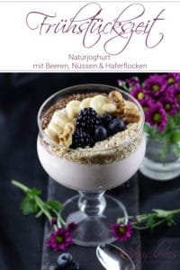Gesundes Frühstück: Naturjoghurt mit Beeren und Topping voller Energie