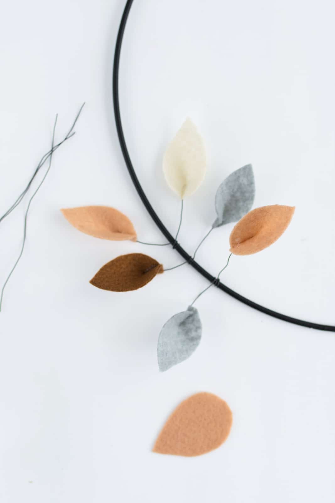Bunter Herbst-Ring mit Blättern aus Filz