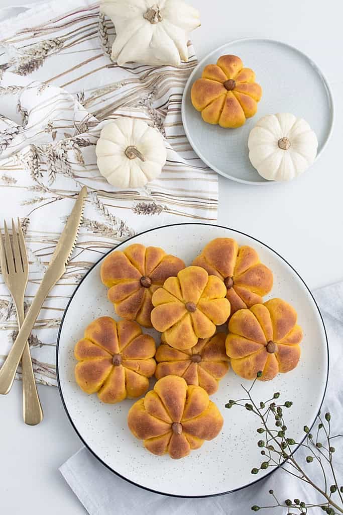 Rezeptidee für die nächste Halloween-Party: Kürbis Brötchen in Kürbisform