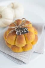 Rezeptidee für die nächste Halloween-Party: Kürbis Brötchen in Kürbisform