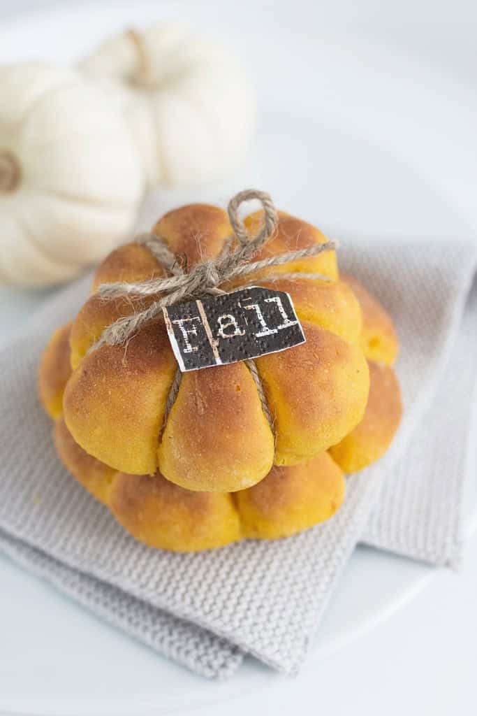 Rezeptidee für die nächste Halloween-Party: Kürbis Brötchen in Kürbisform