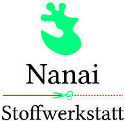 Logo der Nanai Stoffwerkstatt mit grüner stilisierter Figur und Schriftzug, repräsentiert handgefertigte Textilkunst und nachhaltiges Handwerk.