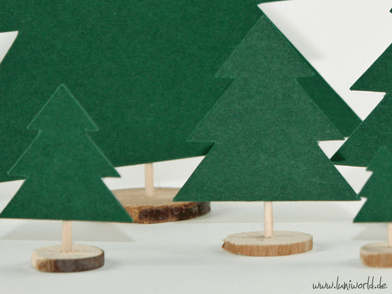 Weihnachtliche Tischdeko mit Holzscheiben