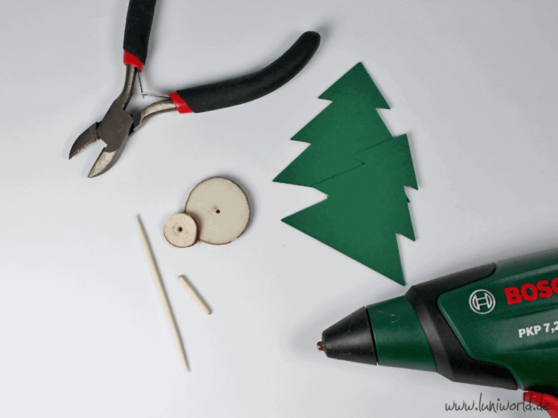 Weihnachtliche Tischdeko mit Holzscheiben