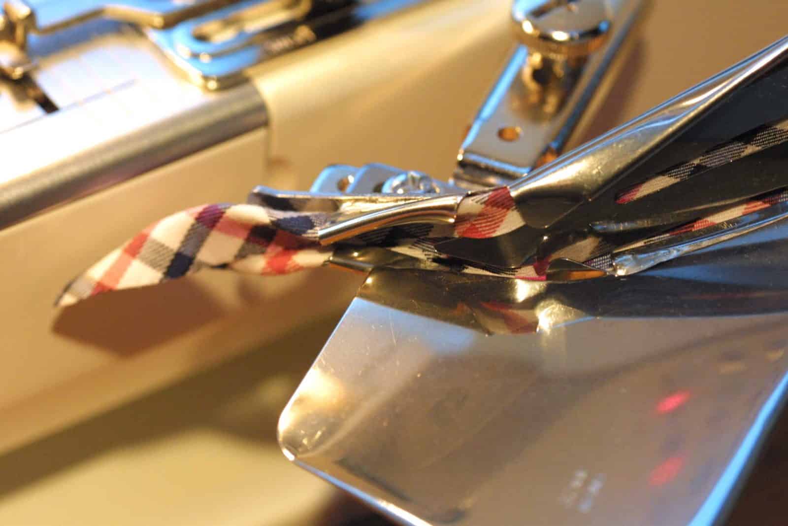 Schrägband mit dem Bändchenfasser herstellen und gleichzeitig annähen