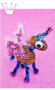 Bastle ein süsses Glitzer-Einhorn aus Nüssen und Pfeifenputzern/Chenilledraht