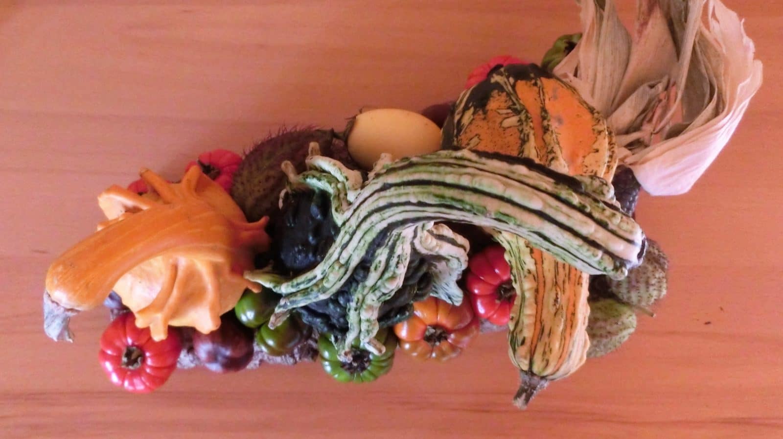 Herbstdekoration mit kleinen Kürbissen