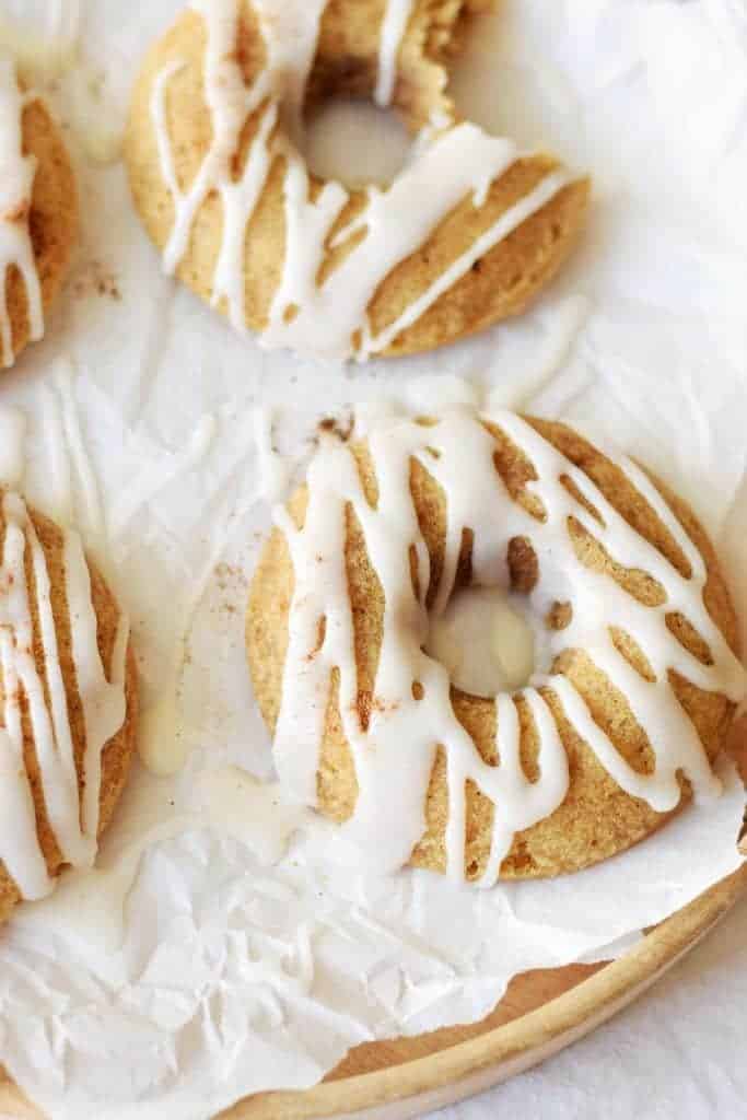 Saftige vegane Kürbis-Donuts aus dem Ofen (mit Kürbis-Trick!)