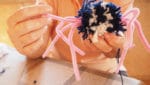 Halloween Spinnen basteln aus Pfeifenreiniger und Wolle