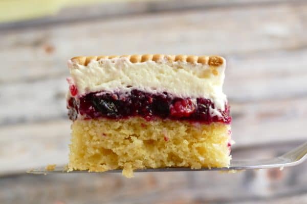 Schneewittchenkuchen mit Butterkeksen – Rot wie Blut, weiß wie Schnee und goldgelb wie Butterkekse