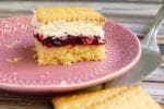 Schneewittchenkuchen mit Butterkeksen – Rot wie Blut, weiß wie Schnee und goldgelb wie Butterkekse