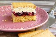 Schneewittchenkuchen mit Butterkeksen – Rot wie Blut, weiß wie Schnee und goldgelb wie Butterkekse