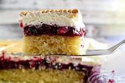 Schneewittchenkuchen mit Butterkeksen – Rot wie Blut, weiß wie Schnee und goldgelb wie Butterkekse