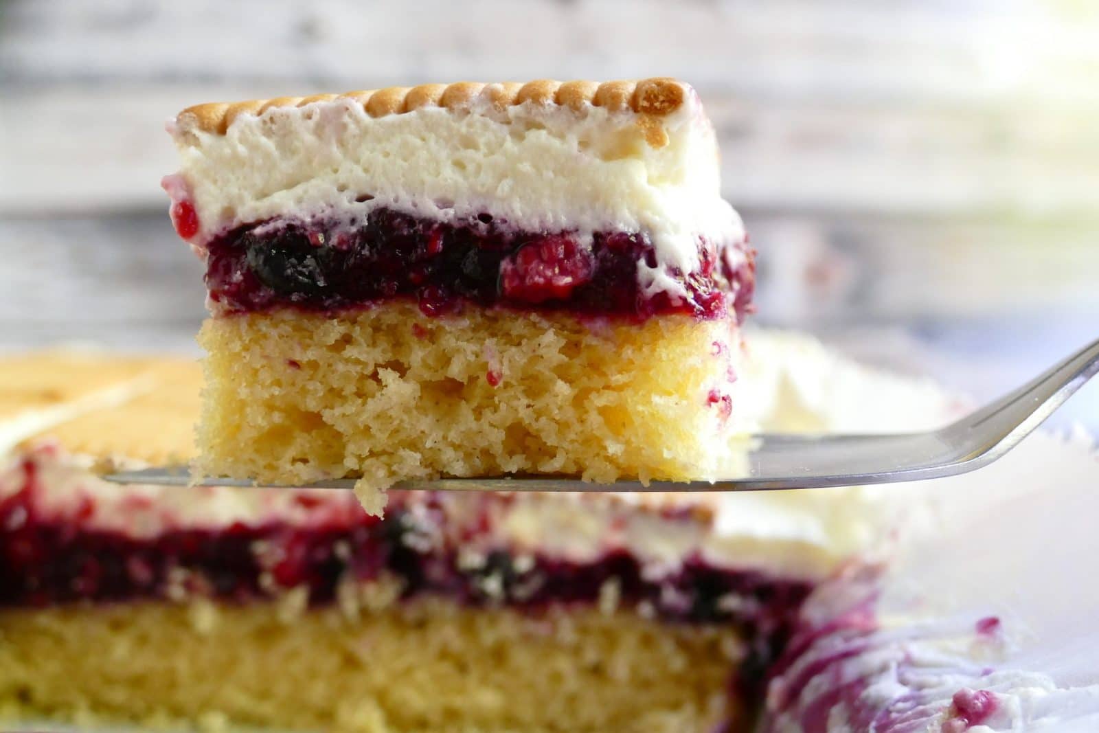 Schneewittchenkuchen mit Butterkeksen – Rot wie Blut, weiß wie Schnee und goldgelb wie Butterkekse