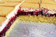 Schneewittchenkuchen mit Butterkeksen – Rot wie Blut, weiß wie Schnee und goldgelb wie Butterkekse
