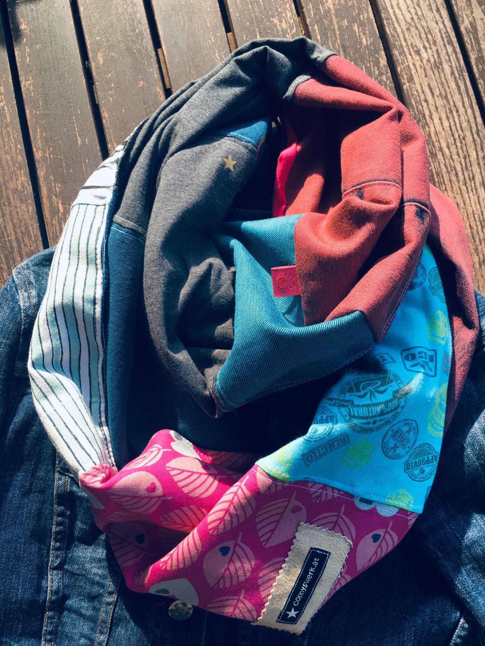 Loop aus Jeans- und Stoffresten