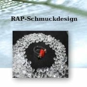 Handgefertigtes Rap-Schmuckdesign mit silbernen Perlen und rotem Anhänger, ideal für individuelle Schmuckliebhaber und kreative Accessoires.