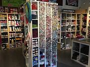 Vielfältiges Angebot an Wolle, Garne, Knöpfe und Bastelmaterialien in einem kreativen Laden für Handarbeit und DIY-Projekte.