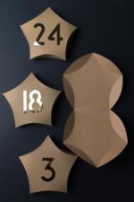 Adventskalender aus stern-förmigen Pillow-Boxen [Bastelvorlage & Plotterfreebie]