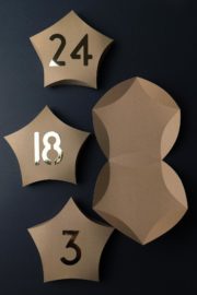 Adventskalender aus stern-förmigen Pillow-Boxen [Bastelvorlage & Plotterfreebie]