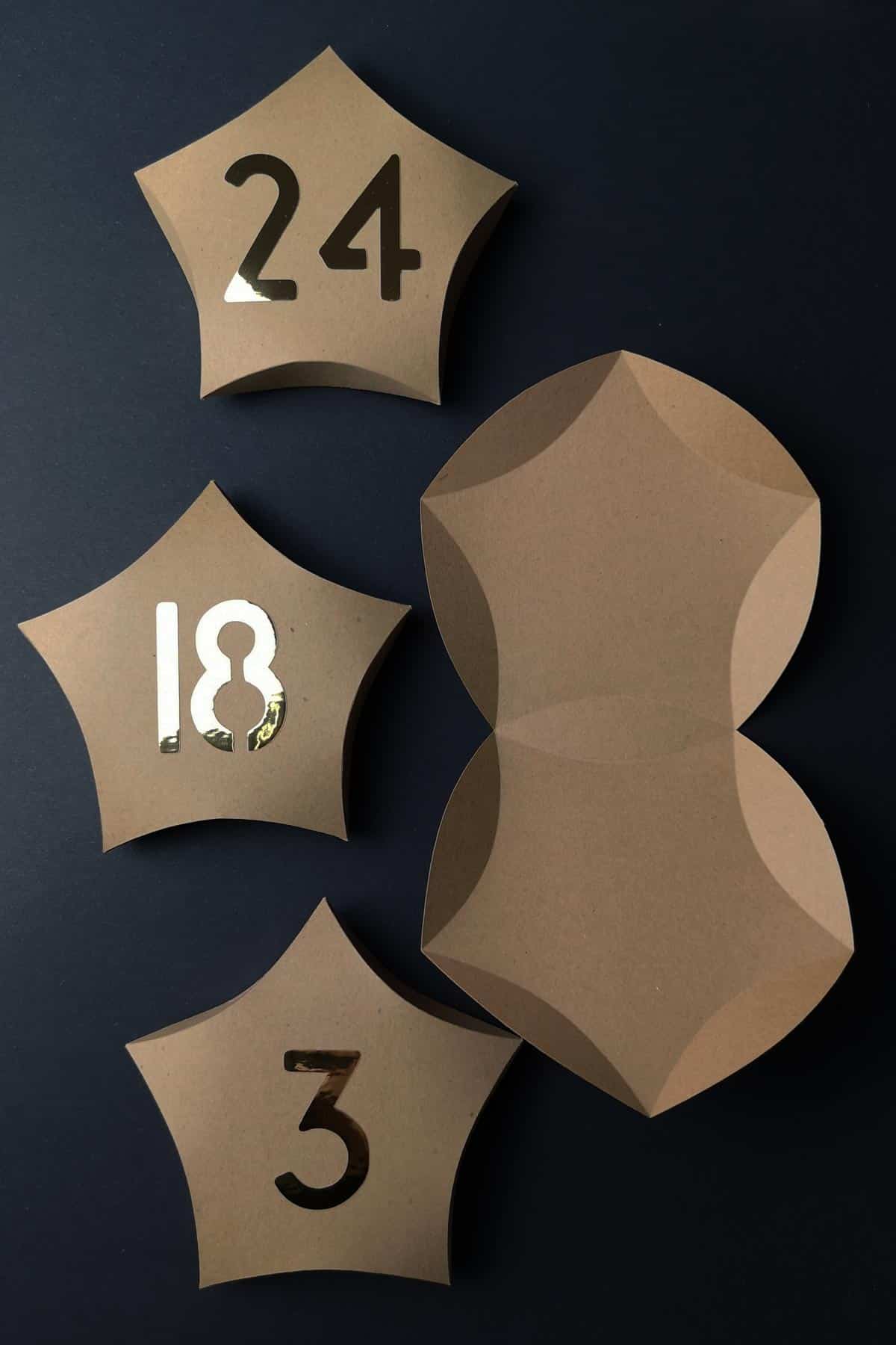 Adventskalender aus stern-förmigen Pillow-Boxen [Bastelvorlage & Plotterfreebie]