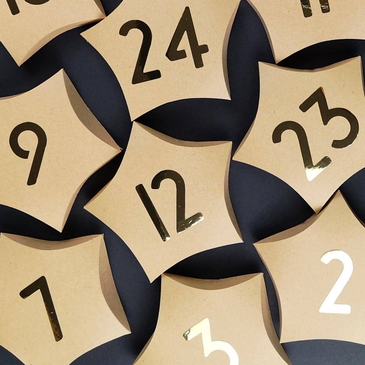 Adventskalender aus stern-förmigen Pillow-Boxen [Bastelvorlage & Plotterfreebie]
