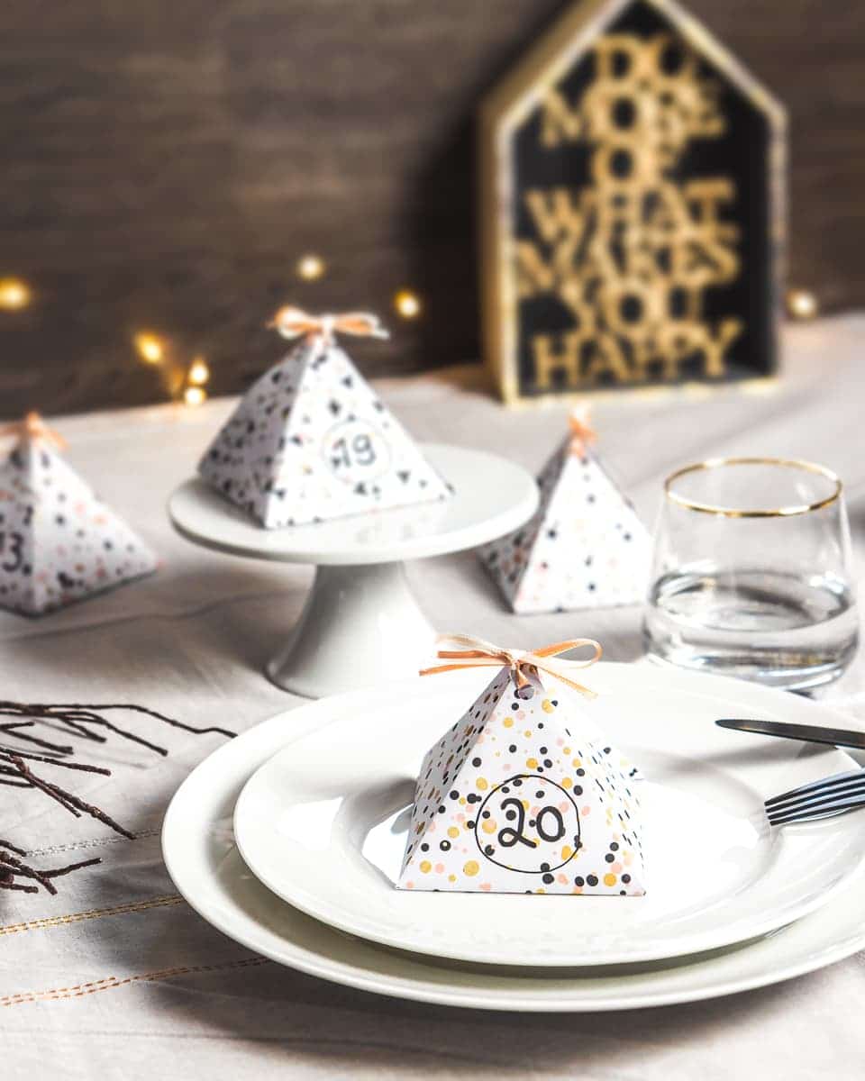 24 kleine Pyramiden – Adventskalender zum ausdrucken