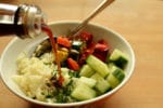5 Minuten-Homeoffice-Salat mit lauwarmem Antipasti-Gemüse
