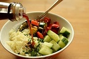 5 Minuten-Homeoffice-Salat mit lauwarmem Antipasti-Gemüse
