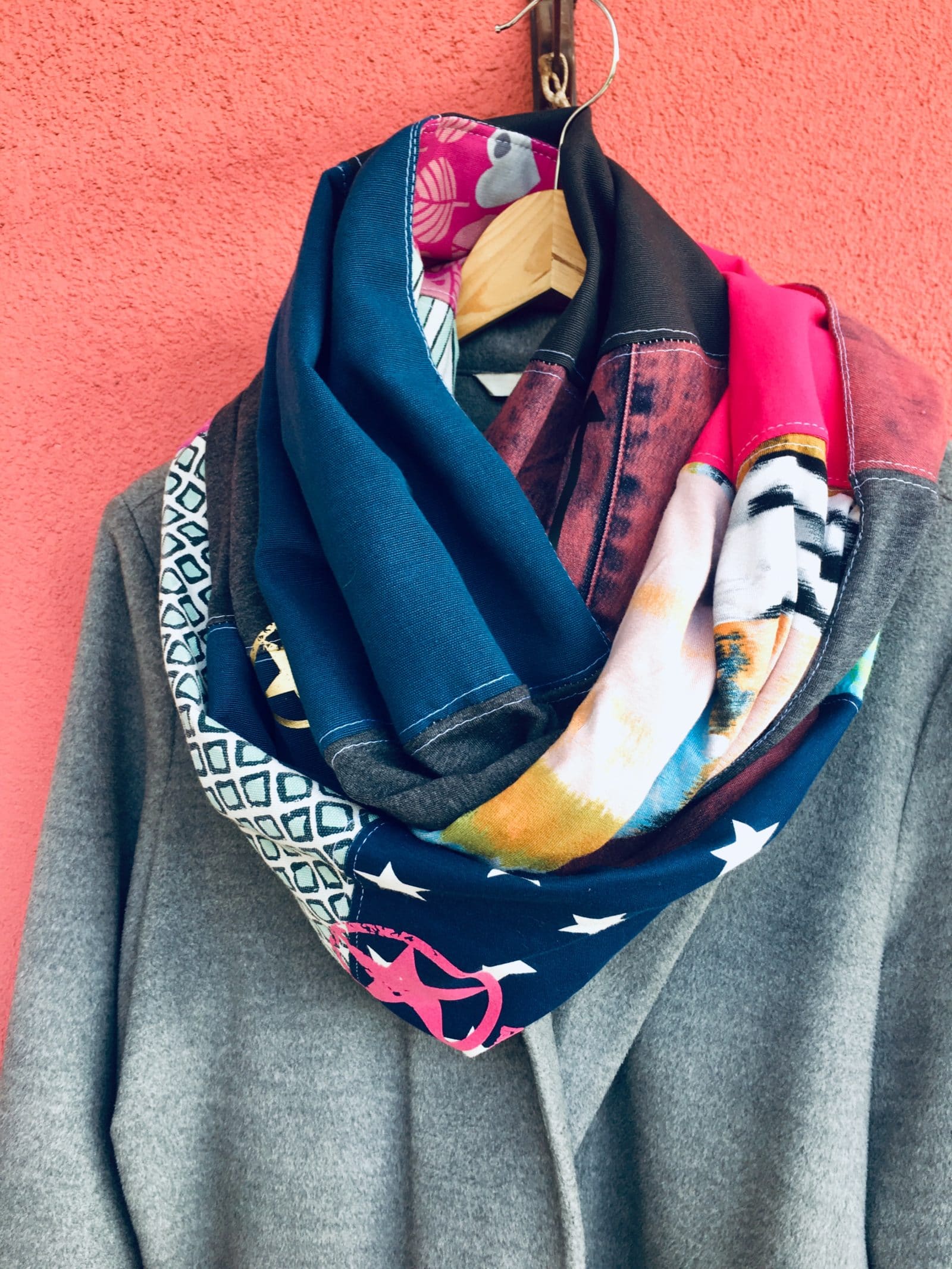 Loop aus Jeans- und Stoffresten