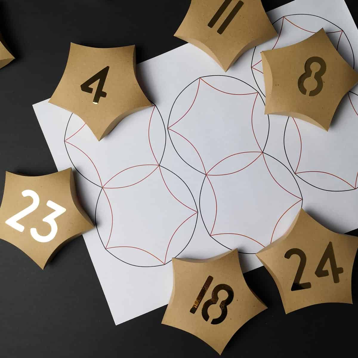 Adventskalender aus stern-förmigen Pillow-Boxen [Bastelvorlage & Plotterfreebie]