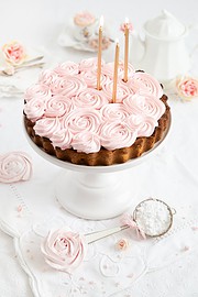 Birnen-Mohn-Tarte mit Rosen-Baiser für Marie