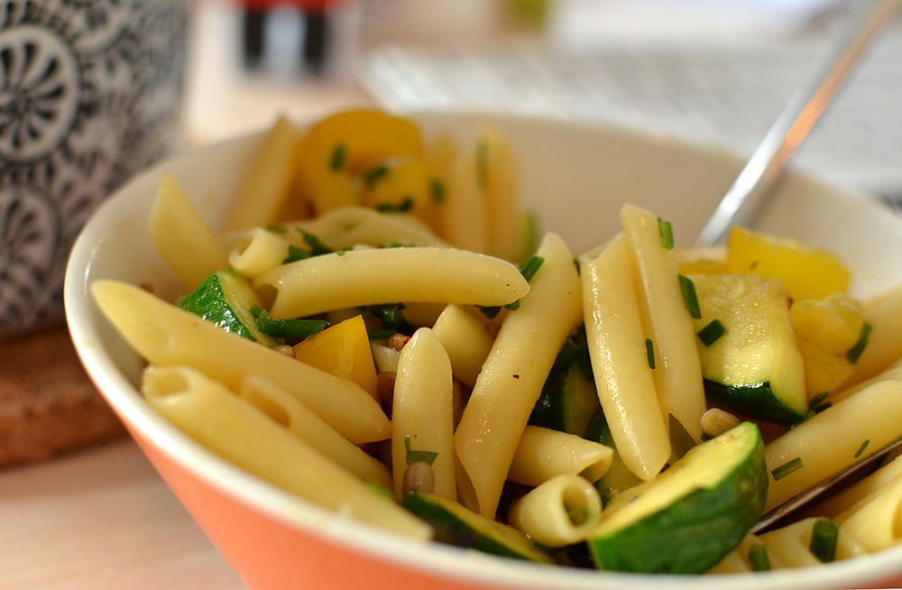 5 Minuten-Homeoffice-Salat mit lauwarmem Antipasti-Gemüse