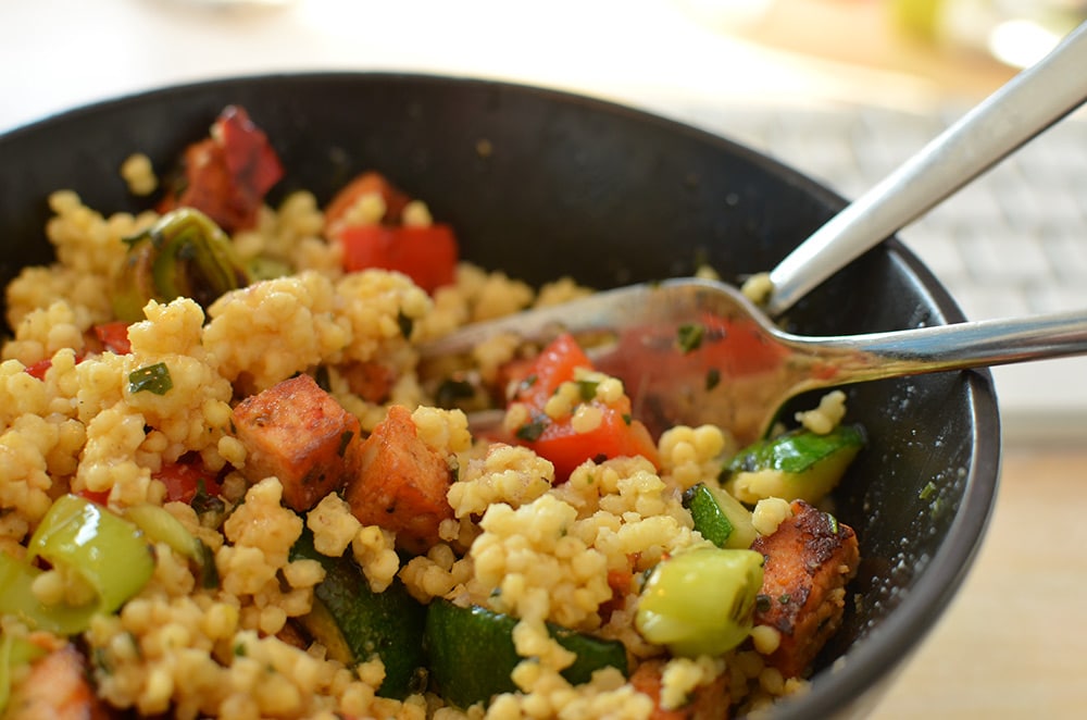 5 Minuten-Homeoffice-Salat mit lauwarmem Antipasti-Gemüse