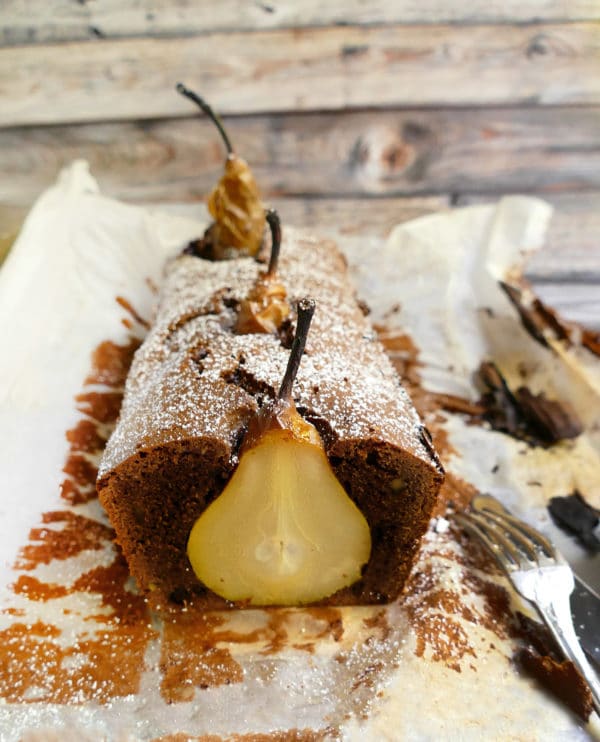 Schokoladenkuchen mit ganzen Birnen