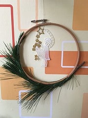 Minimalistische Weihnachtsdekoration im Stickrahmen