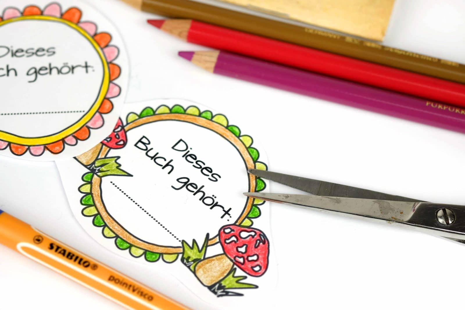 Freebie: „Dieses Buch gehört“ Aufkleber für Kinder