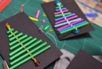 grafische Weihnachtskarten: Advents-Basteln mit Schulkindern