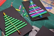 grafische Weihnachtskarten: Advents-Basteln mit Schulkindern
