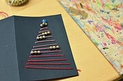 grafische Weihnachtskarten: Advents-Basteln mit Schulkindern