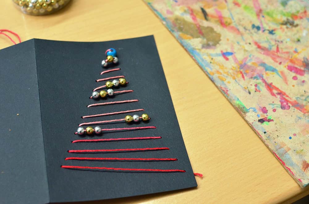 grafische Weihnachtskarten: Advents-Basteln mit Schulkindern