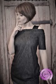 Elegantes Damenkleid aus handgefertigtem Stoff, perfekt für besondere Anlässe, mit modernem Schnitt und hochwertiger Verarbeitung, ideal für nachhaltige Mode.
