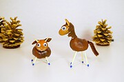 Niedliche Krippenfiguren aus Kastanien und Nüssen basteln
