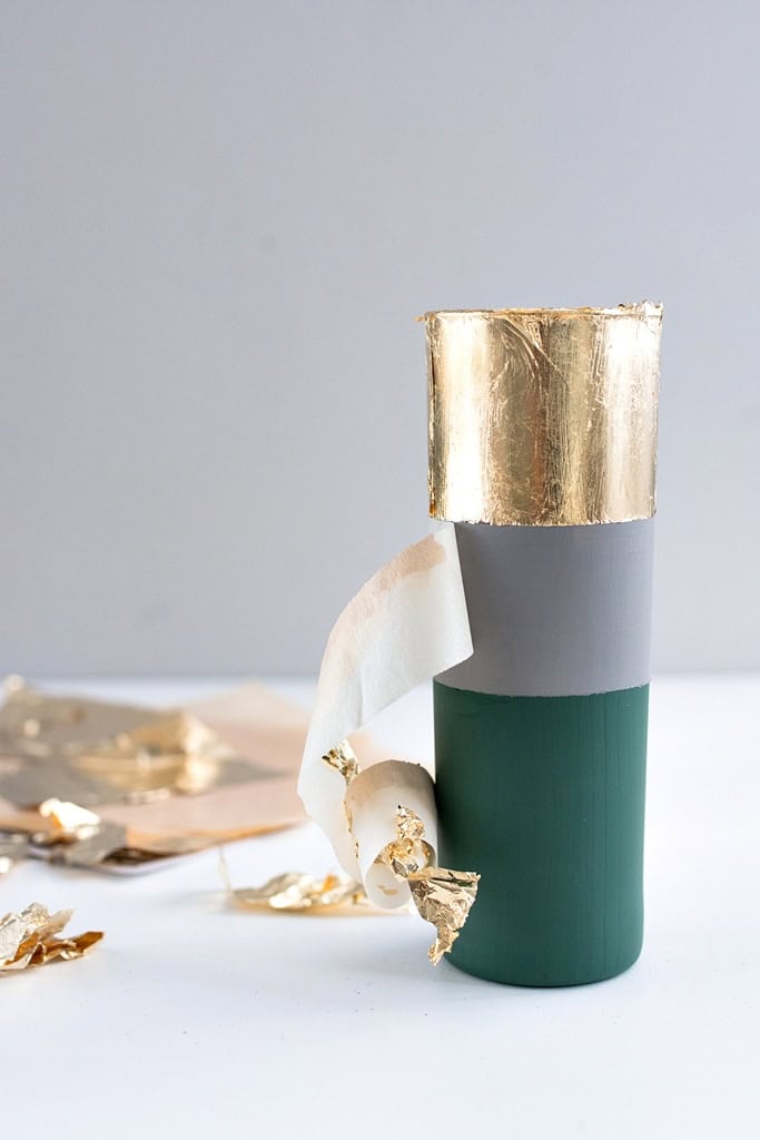 Strukturvasen mit Kreidefarbe und Blattgold