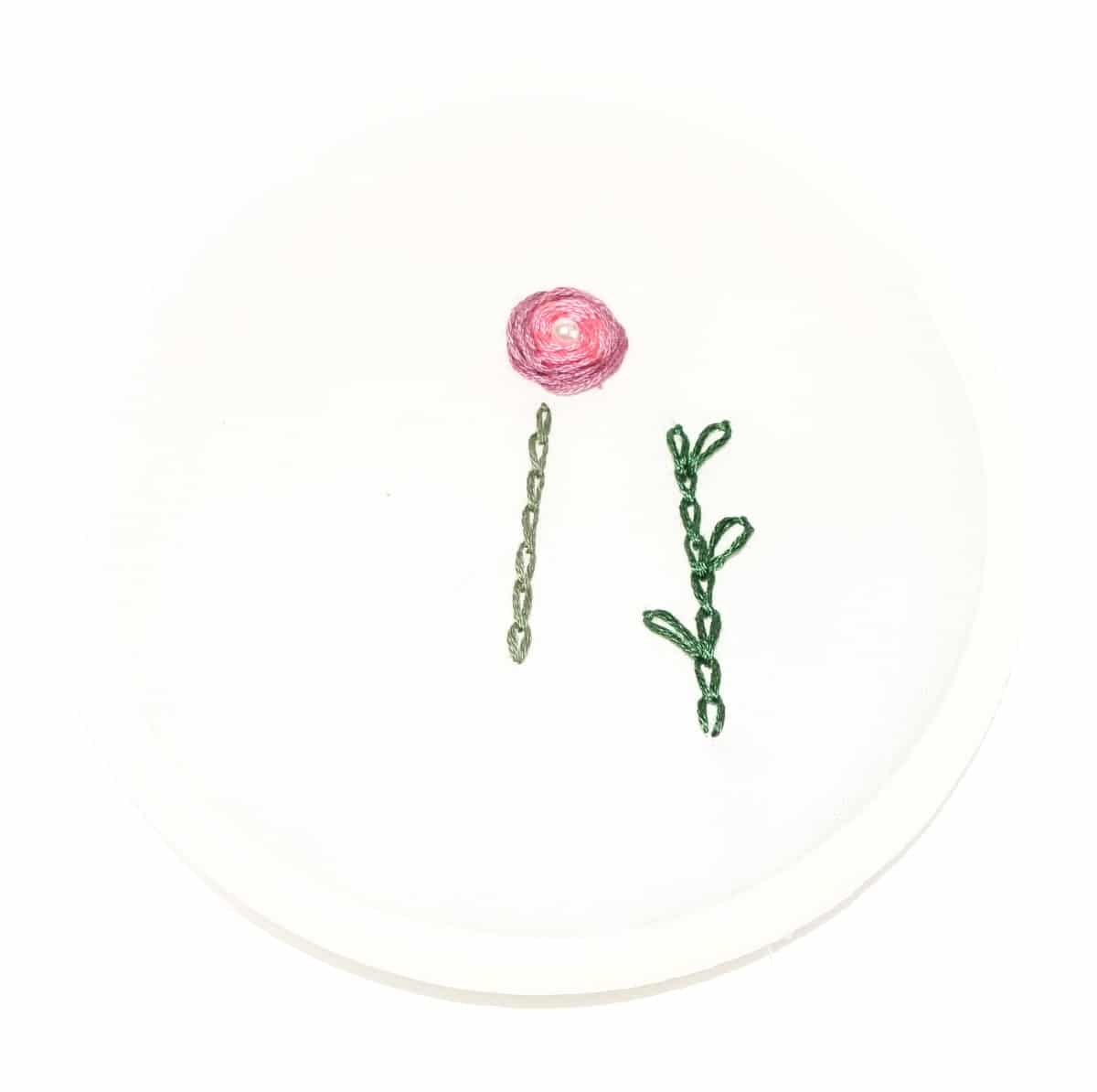 Einfache Blume mit der Hand sticken als Deko für verschiedene Nähprojekte