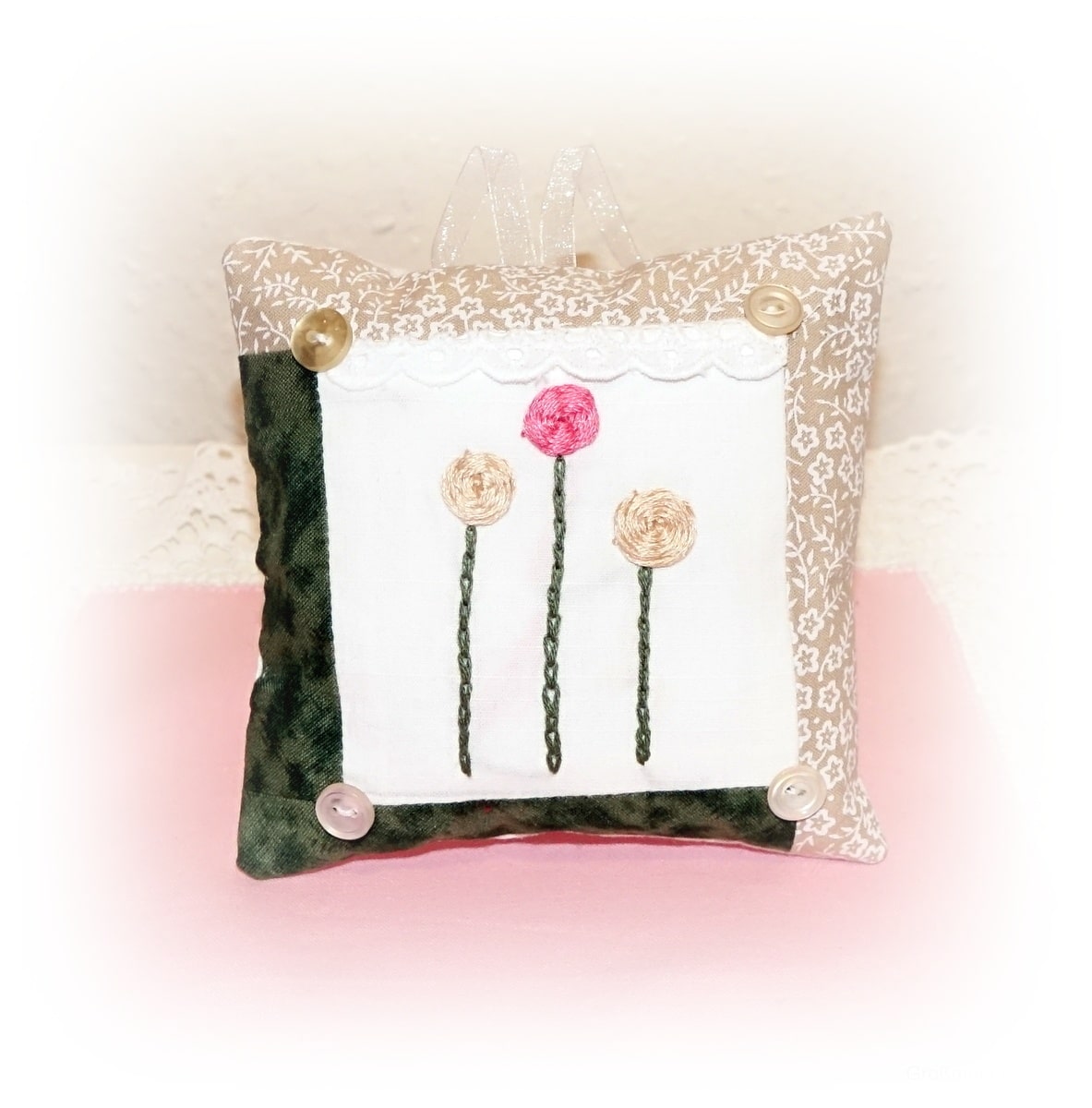 Einfache Blume mit der Hand sticken als Deko für verschiedene Nähprojekte