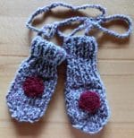 Kleine gestrickte Kinderhandschuhe