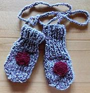 Kleine gestrickte Kinderhandschuhe