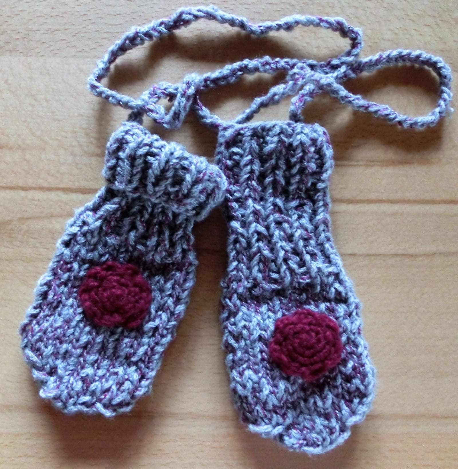 Kleine gestrickte Kinderhandschuhe